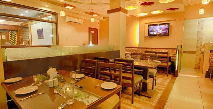 Parth Residency Hotell Ahmedabad Exteriör bild