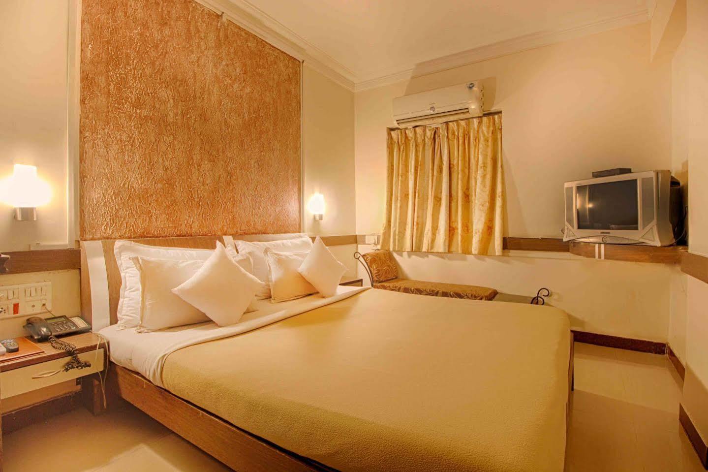 Parth Residency Hotell Ahmedabad Exteriör bild
