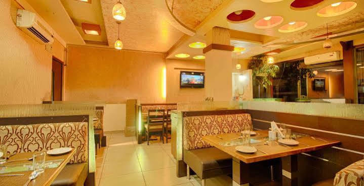 Parth Residency Hotell Ahmedabad Exteriör bild